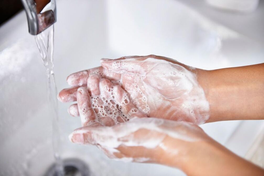 Lavare le mani da microrganismi e vermi