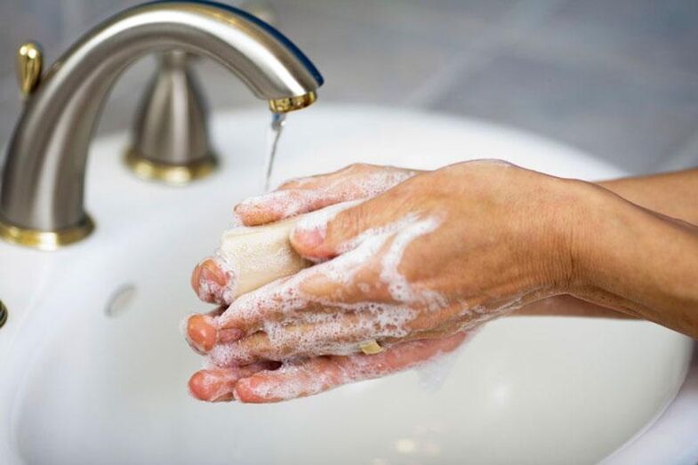 Per evitare che i parassiti entrino nel corpo, devi lavarti le mani con sapone.